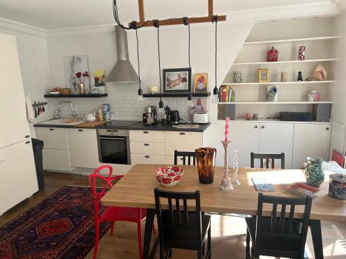 une cuisine avec une table et des chaises en bois ainsi qu'une salle à manger dans l'établissement South Pigalle - 2 bedrooms luxury flat, à Paris