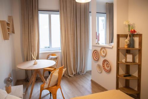 Habitación pequeña con mesa, mesa y sillas. en Cozy City Apartments in center K16, en Viena