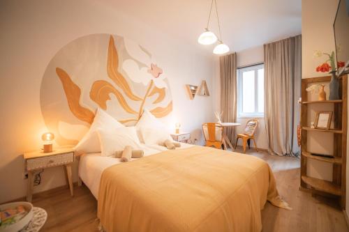 1 dormitorio con 1 cama grande y un mural de flores en la pared en Cozy City Apartments in center K16, en Viena