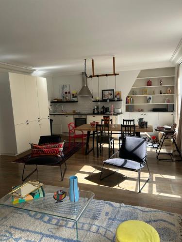 Luxury 2-Bedroom Apartment in South Pigalle, Steps from Montmartre