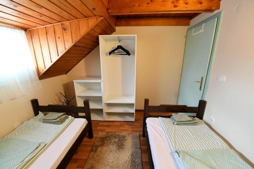 APARTMANI SIMOVIĆ-Apartman br. 1 tesisinde bir odada yatak veya yataklar