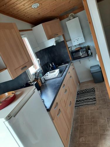 - une vue de tête sur une petite cuisine dans une petite maison dans l'établissement Chalet 6 places, à Saint-Thomas-en-Royans