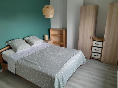 sypialnia z łóżkiem z białą kołdrą w obiekcie Chez Jeannine et Yvo w mieście Mai Cornet