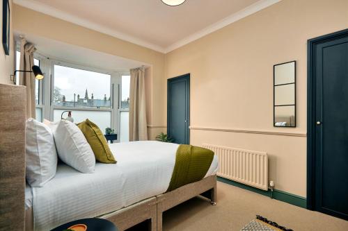sypialnia z łóżkiem i dużym oknem w obiekcie Settle in Winchester - Self Check-In Serviced Rooms w mieście Winchester