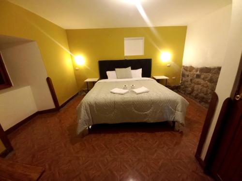 1 dormitorio con 1 cama con 2 toallas en SAJA HOME 3, en Cusco