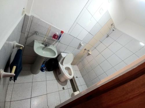 łazienka z toaletą i umywalką w obiekcie SAJA HOME 3 w Cuzco