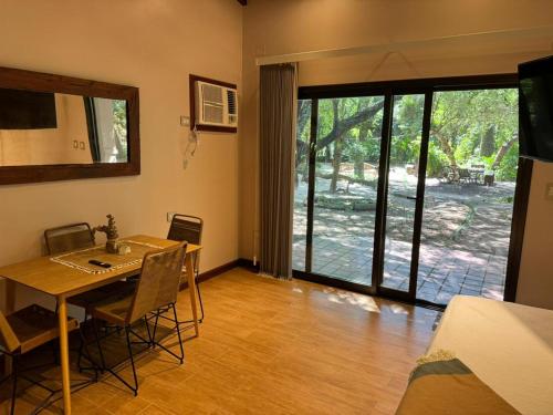 a dining room with a table and chairs in a room at casa-quinta cerca de corrientes y santa ana in Corrientes