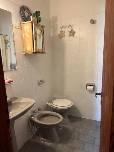 a bathroom with a toilet and a sink at lahabanadepartamento in Villa Carlos Paz