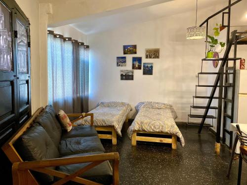 Ein Sitzbereich in der Unterkunft New Loft cerca de la Virgen del cerro