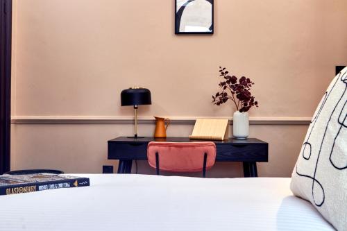 a bedroom with a desk with a bed and a table with a chair at Settle in Winchester - Stylish Self Check-In Rooms in Winchester