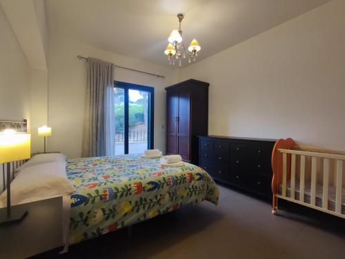 a bedroom with a bed and a crib and a window at La casa de Mati in Córdoba