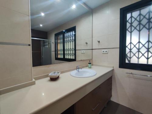 a bathroom with a sink and a mirror at La casa de Mati in Córdoba