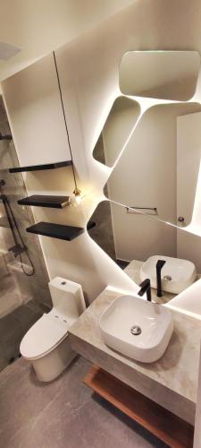 a bathroom with a toilet and a sink at Republica del Salvador Coliving Ecuador XOE in Quito
