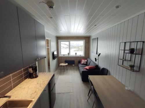 un soggiorno con divano e tavolo di Utleieleilighet 4 sengeplasser Ski inn og ut a Drangedal