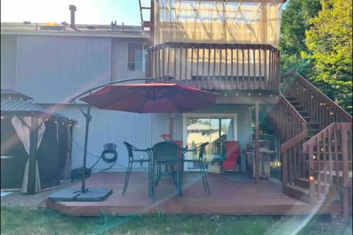 patio con tavolo e ombrellone di Private level of the house with SPA a Gresham
