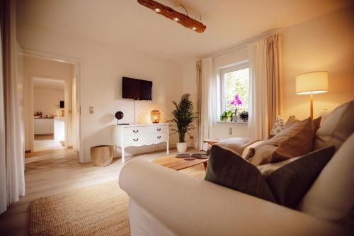 uma sala de estar com um sofá e uma janela em it‘s me em Wernigerode