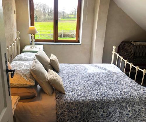 a bedroom with two twin beds with a window at Le Petit Donjon at Chateau Mareuil in Brigueuil-le-Chantre