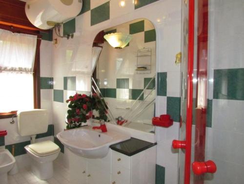 A bathroom at Furnished apartment near the beach