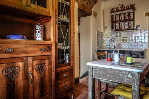 una cucina con tavolo e mobile in legno di IL MAGNIFICO a Montepulciano