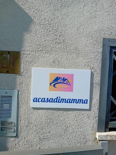 acasadimammaに飾ってある許可証、賞状、看板またはその他の書類