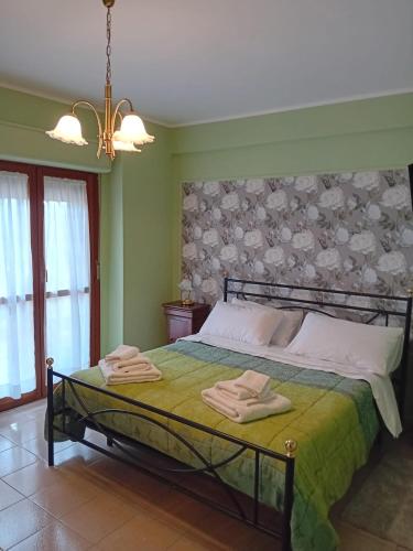 um quarto com uma cama com duas toalhas em acasadimamma em Monterotondo