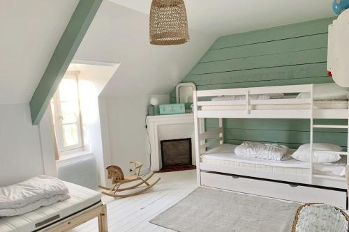 - une chambre avec 2 lits superposés et un plafond vert dans l'établissement Maison de charme avec jardin à Dahouët, à Pléneuf-Val-André