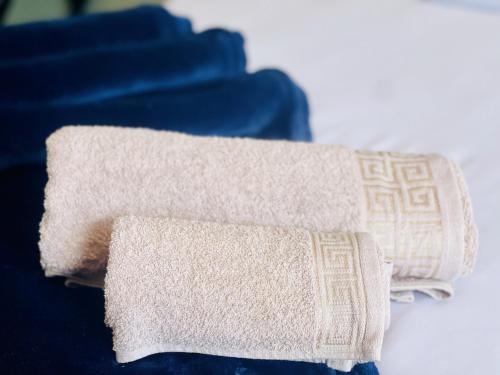 zwei Handtücher werden übereinander gestapelt in der Unterkunft Room in BB - TrendyBliss Guest House - Room 3 in Northam