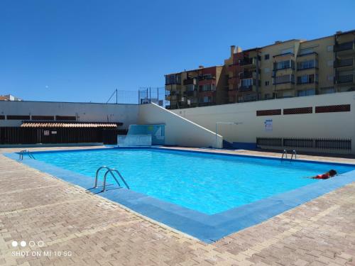 une grande piscine devant un immeuble dans l'établissement Studio cabine île des Pêcheurs cap d'Agde Tennis, au Cap d'Agde