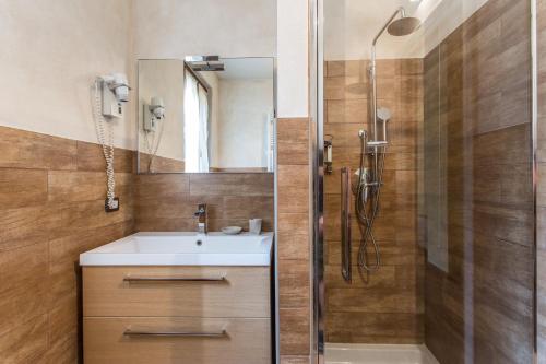a bathroom with a sink and a shower at Agriturismo La Camilla in Concorezzo