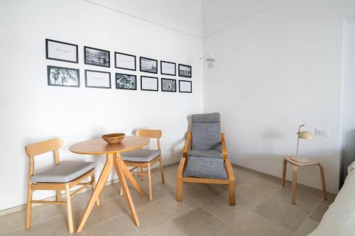 a dining room with a table and chairs at Minimà Peschici in Peschici