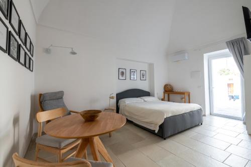 a bedroom with a bed and a table and a table sidx sidx sidx at Minimà Peschici in Peschici