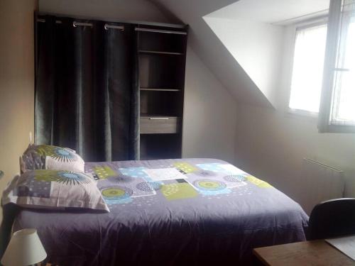 - une chambre avec un lit et une couverture violette dans l'établissement Beau Duplex proche centre vannes, à Vannes