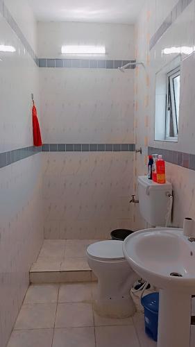 łazienka z toaletą i umywalką w obiekcie Mombasa comfy studio w mieście Mombasa