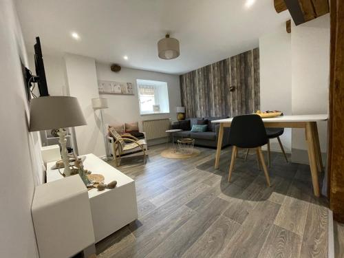 un salon avec une table et un canapé dans l'établissement Gite à Eguisheim proche de Colmar et Kaysergberg., à Eguisheim