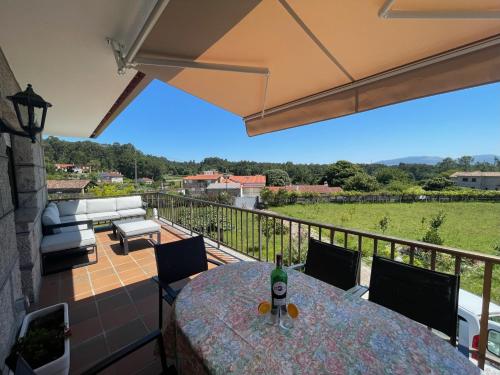 un patio con tavolo e sedie su un balcone di Villa Mercedes a Tebra