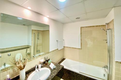 O baie la Amazing Sea View 2 bedroom Full Apartment