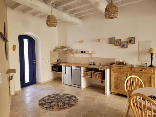 une grande cuisine avec un comptoir et une table dans l'établissement La Promenade Suite & Spa, à Congéniès