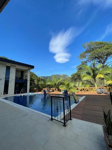 德拉維加的住宿－Home Boutique Natural Paradise，别墅享有游泳池的景致。