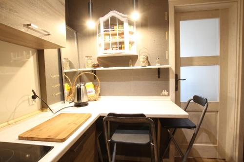 a small kitchen with a counter and a sink at Apartament w sercu Karkonoszy in Jelenia Góra