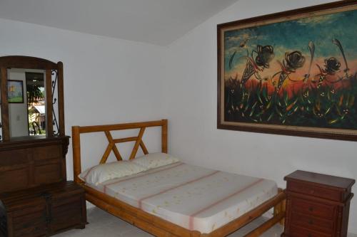ein Schlafzimmer mit einem Bett und einem Wandgemälde in der Unterkunft Casa Verde Chalet in La Tebaida