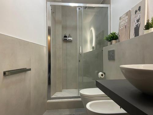 a bathroom with a shower and a toilet and a sink at City Center - 50 metri dal Centro Storico in Cremona