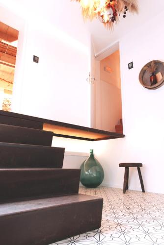 a staircase in a room with a vase and a table at demimaisons in Esneux