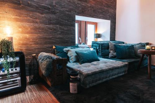 a living room with a couch and a wooden wall at demimaisons in Esneux