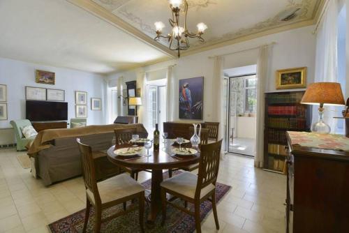 Wishing Well Apartment, Old Town - New Bathrooms , Full Air-Conditioning
