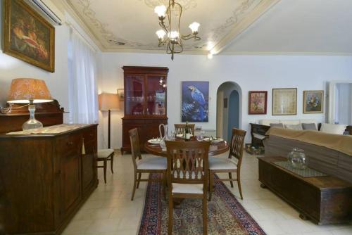 Wishing Well Apartment, Old Town - New Bathrooms , Full Air-Conditioning