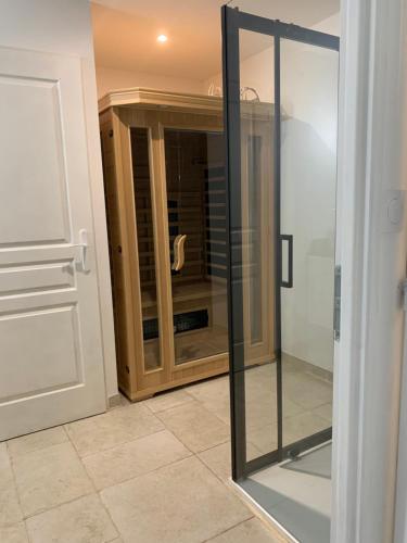 a glass pivot door in a room with a glass door at CHALET en RDJ en VALLEE de LUCHON in Castillon-de-Larboust