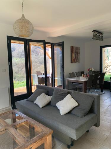 un salon avec un canapé et une table dans l'établissement CHALET en RDJ en VALLEE de LUCHON, à Castillon-de-Larboust