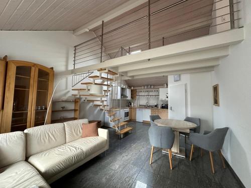 ein Wohnzimmer mit einem Sofa und einem Tisch in der Unterkunft Pension Schramm in Karlsruhe