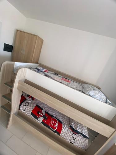uma gaveta num quarto com uma cama em Your beach house holidays with all utilities em Shëngjin