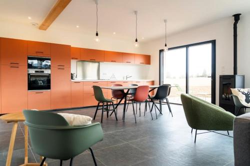 een keuken met een tafel en stoelen in een kamer bij Les Terrasses du Noirmont 1 in Les Rousses